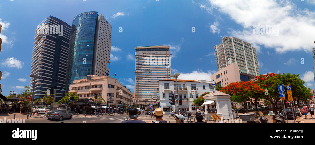 Tel Aviv, Israel - 6 Juni, 2018: Gebäude und Leute an der berühmten Rothschild Boulevard in Tel Aviv, Israel. Stockfoto