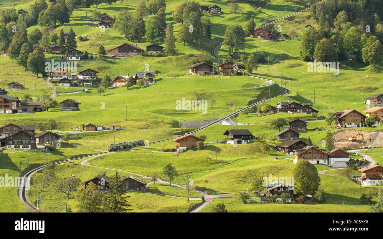 Grindelwald Grund Bezirk mit der Wengernalpbahn zur Kleinen Scheidegg, Grindelwald, Jungfrau Region, Berner Oberland Stockfoto