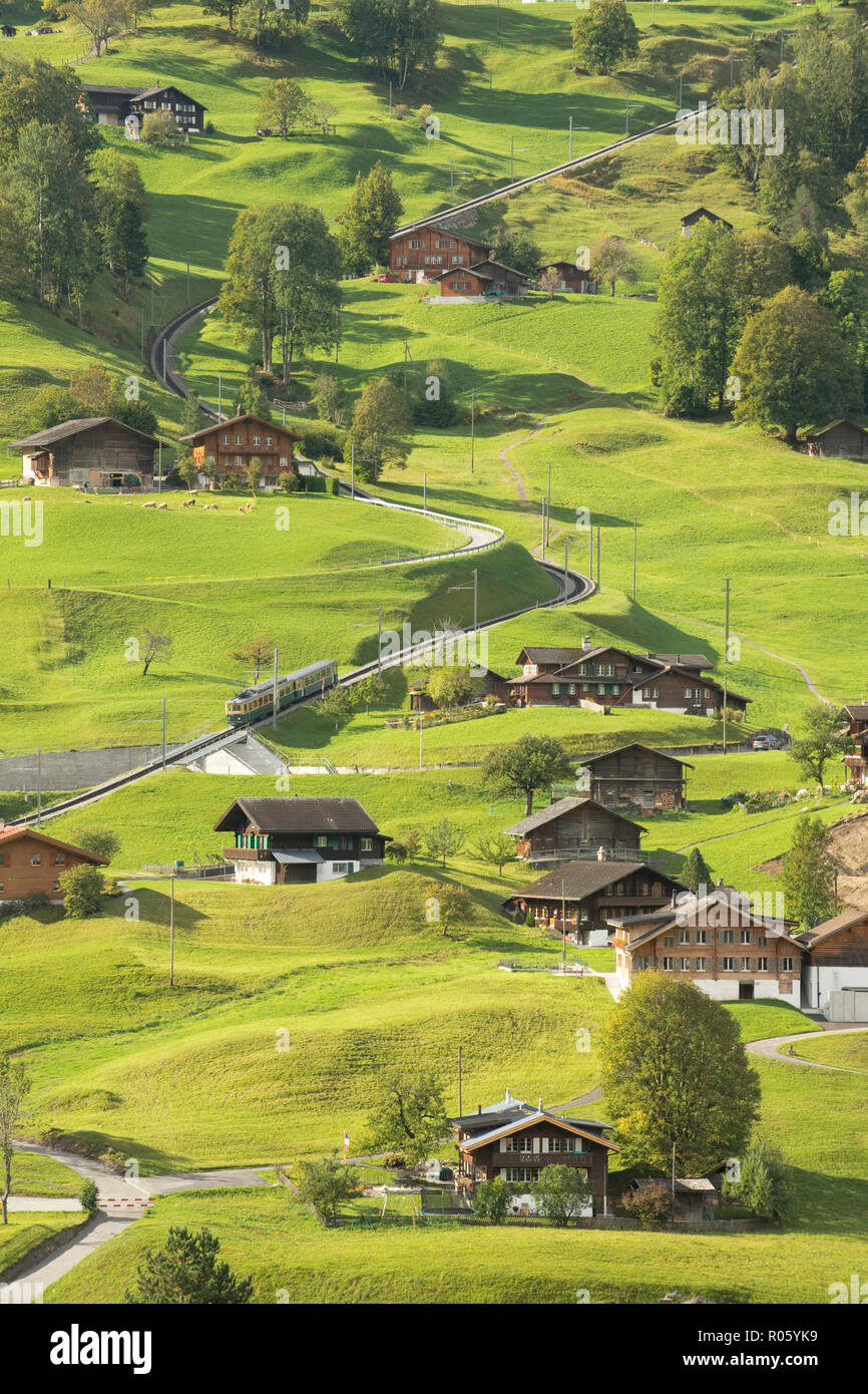 Grindelwald Grund Bezirk mit der Wengernalpbahn zur Kleinen Scheidegg, Grindelwald, Jungfrau Region, Berner Oberland Stockfoto