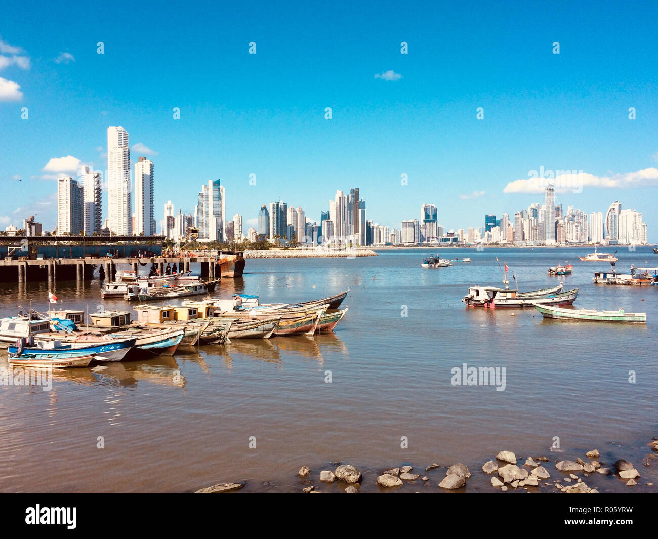 Panama City Stadtbild und die Skyline hinter alten Fischerboote am Fischmarkt/Hafen Stockfoto