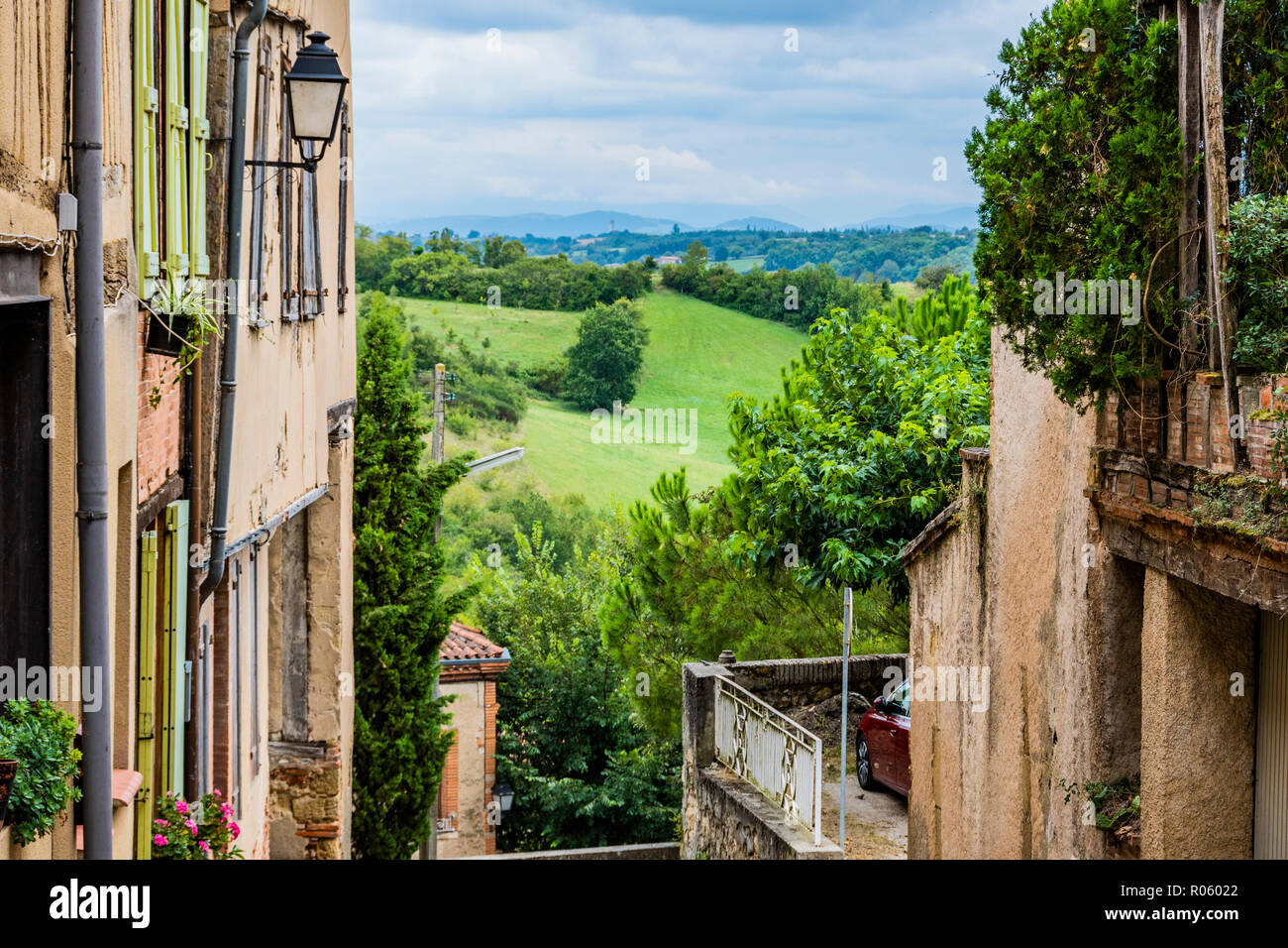 Blick auf die Hügel in der französischen Landschaft aus dem Dorf Saint Ybars. 12.00 Pyrenäen. Frankreich Stockfoto