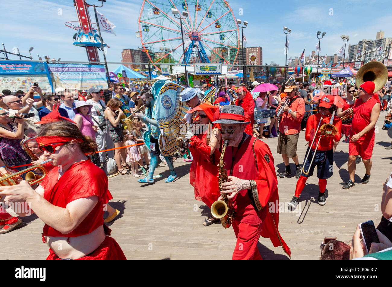 Die Leute Spaß haben gerade die jährliche Mermaid Parade bei Coney Island, Brooklyn, New York. Stockfoto