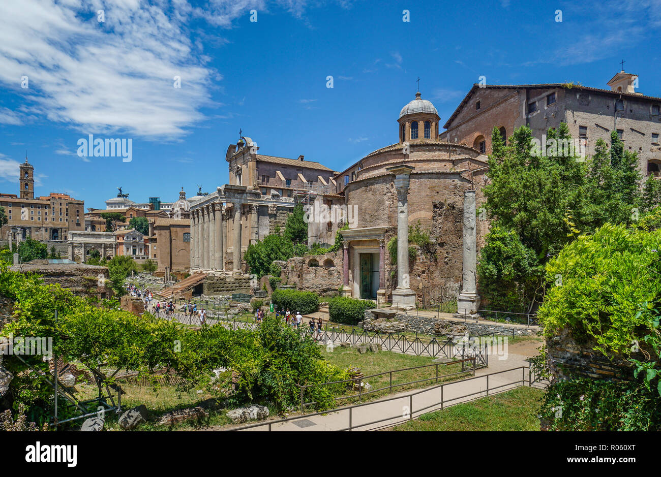 Via Sacra am Römischen Forum mit Blick auf den Tempel des Romulus (Santi Cosma e Damiano) und Tempel von Antonius und Faustina (San Lorenzo in Miranda), Rom Stockfoto