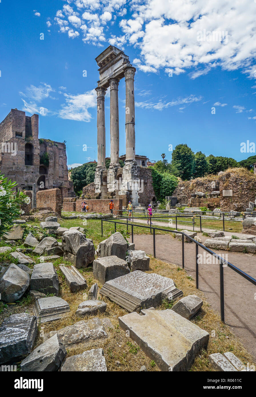 Die drei restlichen korinthischen Säulen der Ruinen der Tempel von Castor und Pollux am Forum Romanum, Rom, Italien Stockfoto