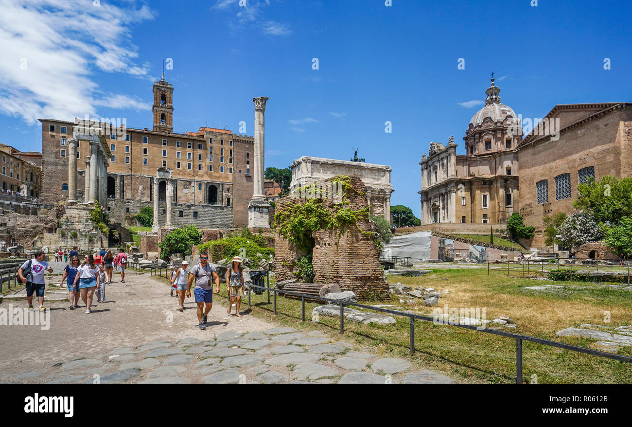 Forum Romanum der antiken Stadt Rom, von Links nach Rechts: die Ruinen der Tempel des Saturn, die Spalte des Phokas, im Hintergrund die Kirche von Stockfoto