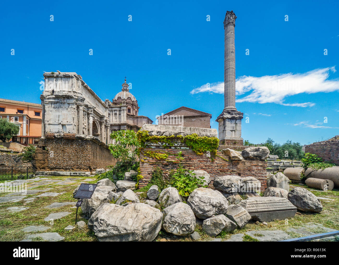 Zentrale Platz des Forum Romanum, die antike Stadt von Rom mit Blick auf die Spalte des Phokas und der Triumphbogen des Septimus Severus, Rom, Italien Stockfoto