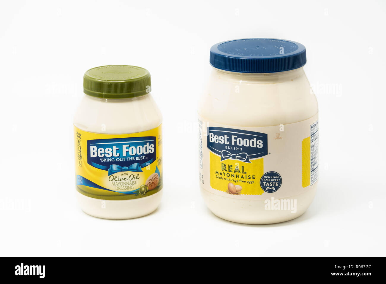 Portland, OR/USA - 13. Oktober 2018: Zwei Kunststoff Gläser von besten Lebensmittel Mayonnaise auf weißem Hintergrund. Stockfoto