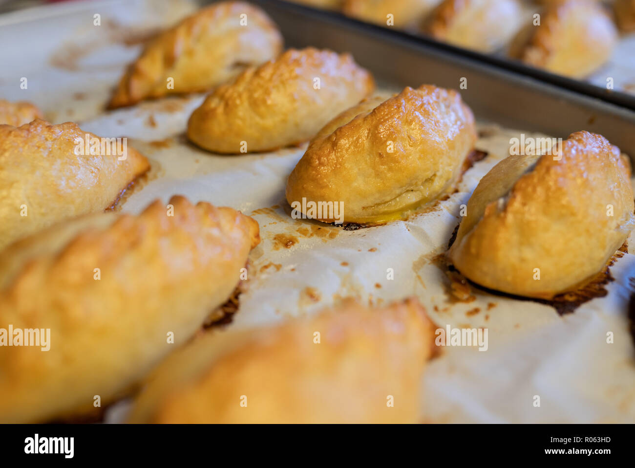 Herstellung von Kibinai - Litauisch traditionelles Gebäck Kuchen mit Fleisch. Stockfoto