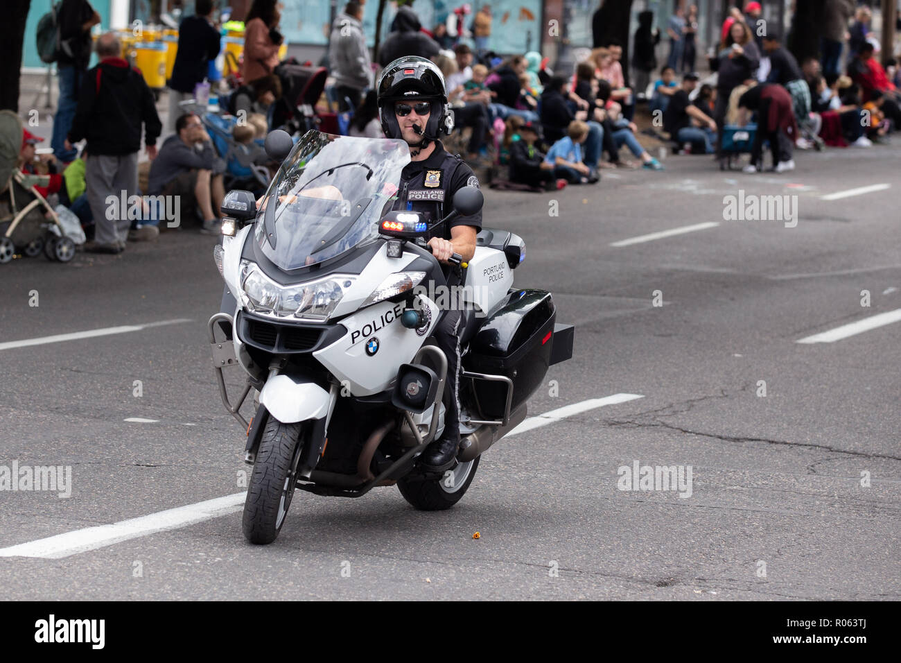 Portland, OR/USA - 11. Juni 2016: Grand floral Parade. Polizisten auf dem Motorrad auf der Straße fahren. Stockfoto