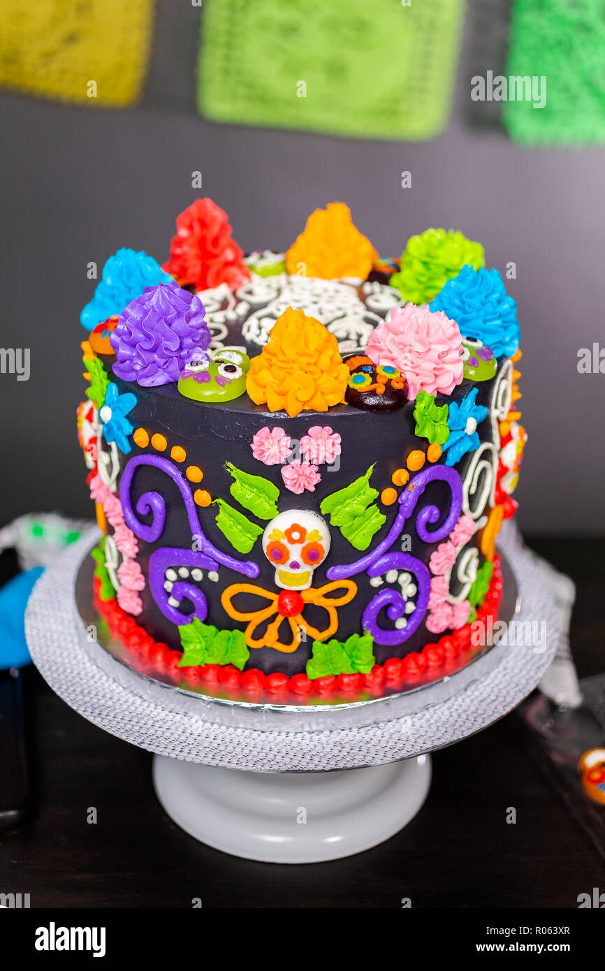 Gourmet Dia de los Muertos Kuchen mit bunten buttercream Frosting und ...