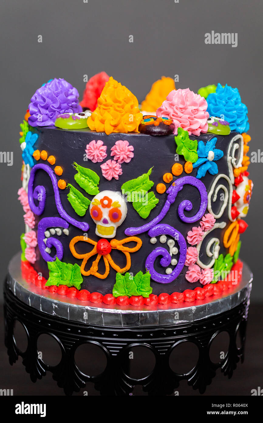 Gourmet Dia de los Muertos Kuchen mit bunten buttercream Frosting und ...