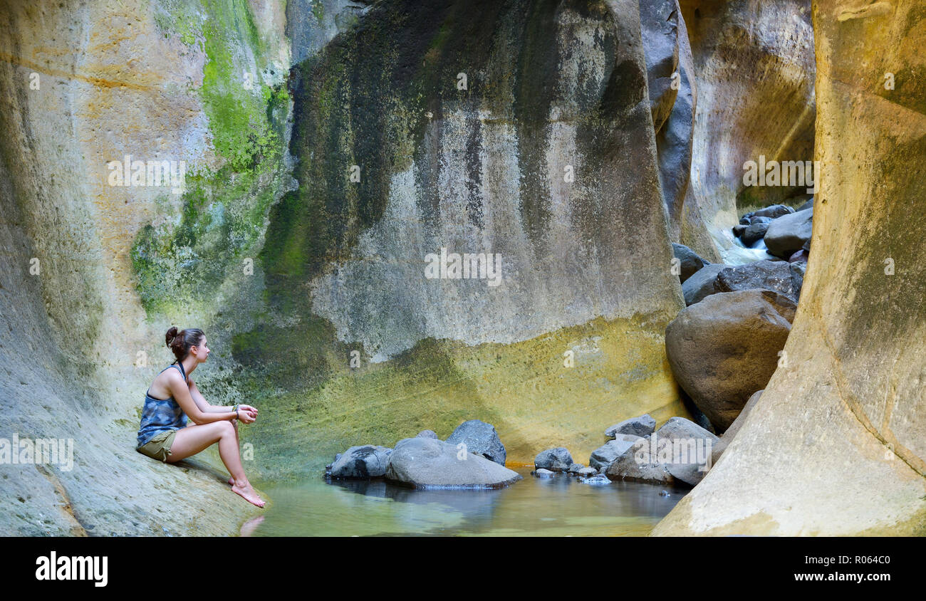 Nach kaukasischen Frauen sitzen im Tunnel. National Park Ukhahlamba Drakensberg, Kwazulu Natal Provinz, Südafrika Stockfoto