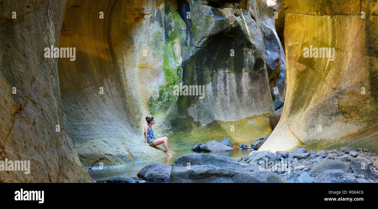 Nach kaukasisch weiblich Vermessung der Tunnel. National Park Ukhahlamba Drakensberg, Kwazulu Natal Provinz, Südafrika Stockfoto