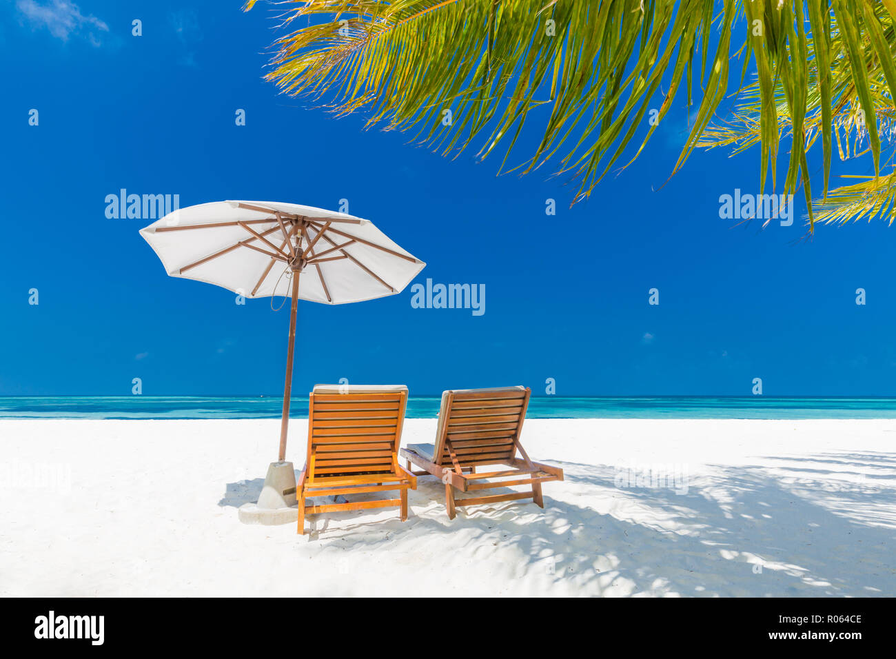 Fantastischer Strand, tropische Landschaft, weißer Sand, blauer Himmel, Liegestühle Lounge und Konzept entspannen. Exotische Resort für Reisen, Tourismus. Idyllischen Strand Konzept Stockfoto