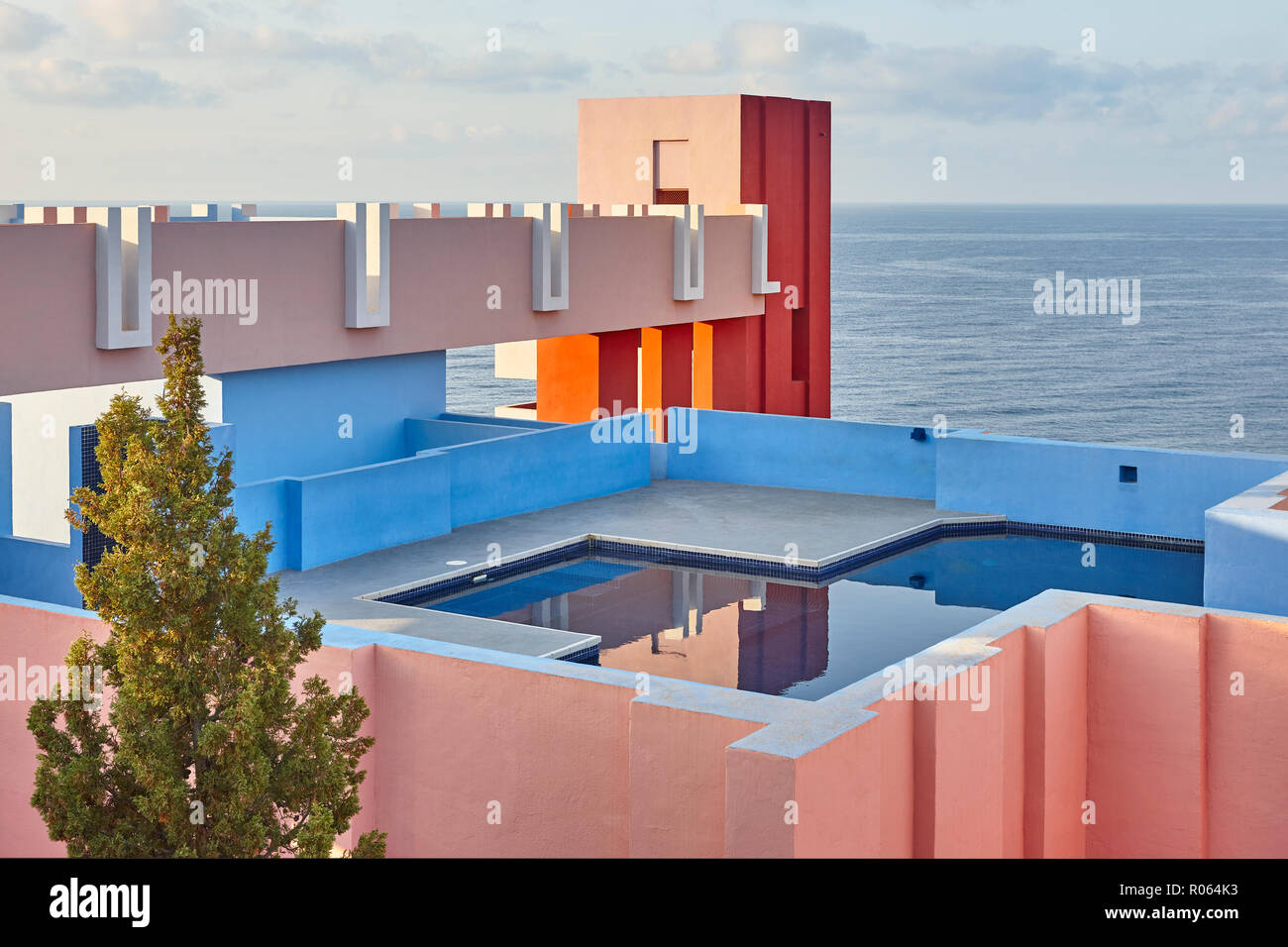 Geometrische Bauweise. Die rote Wand, La Manzanera. Calpe, Spanien Stockfoto