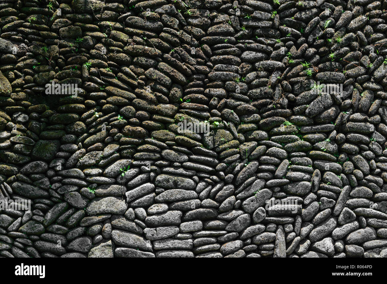 Hintergrund Oberfläche perfekt platzierten Steine Wand mit Moos und Flechten bedeckt Stockfoto