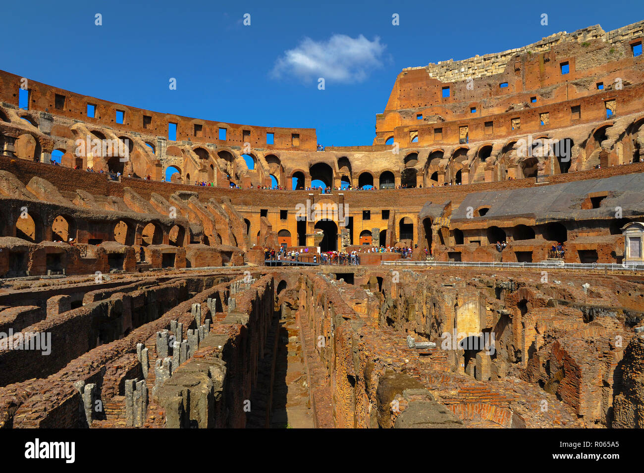 Blick auf der unteren Ebene der Flavischen Amphitheater - Kolosseum Stockfoto