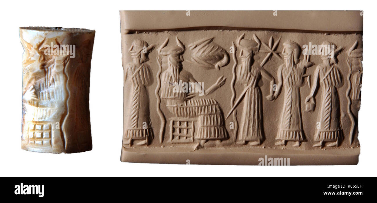 6370. Die sumerischen Dichtung Darstellung Gottes Ea (Enki) sitzt mit drei anderen Gottheiten stehen, C. 2300 v. Chr.. Stockfoto