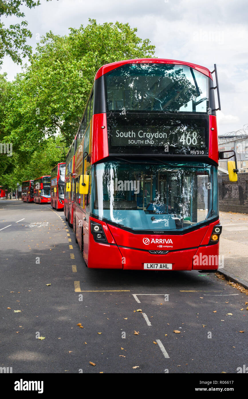 Ein Wright Gemini 3 bodied Volvo B5LH in einer Reihe auf Lambeth Road mit anderen Bussen, London, UK Stockfoto