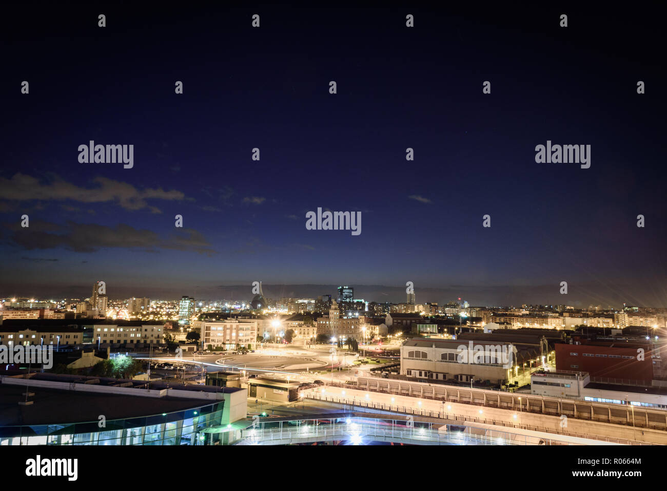 Nachtansicht der Stadt Valencia vom Schiff Stockfoto