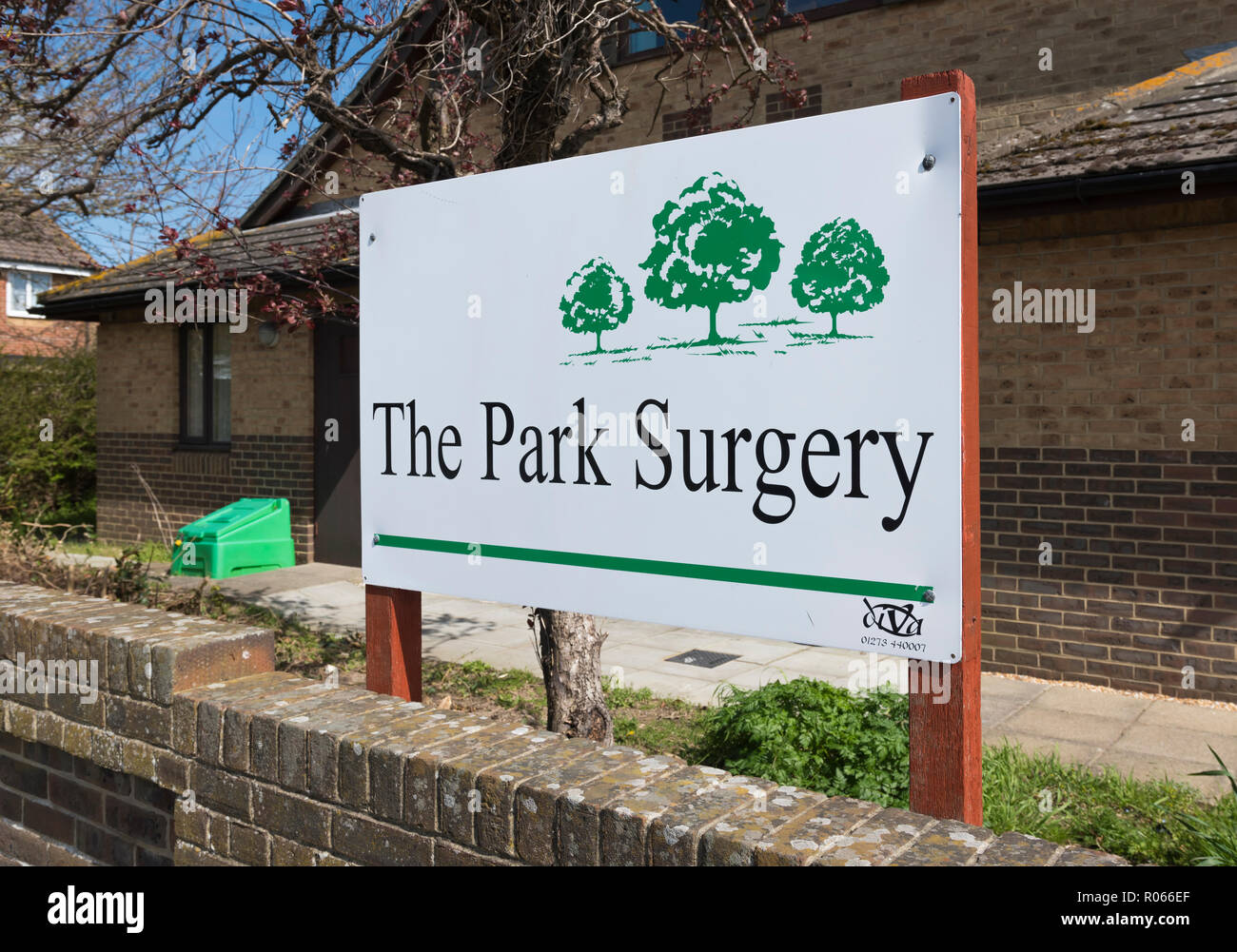Britische Ärzte Chirurgie Schild am Park Chirurgie in Littlehampton, West Sussex, England, UK. Stockfoto