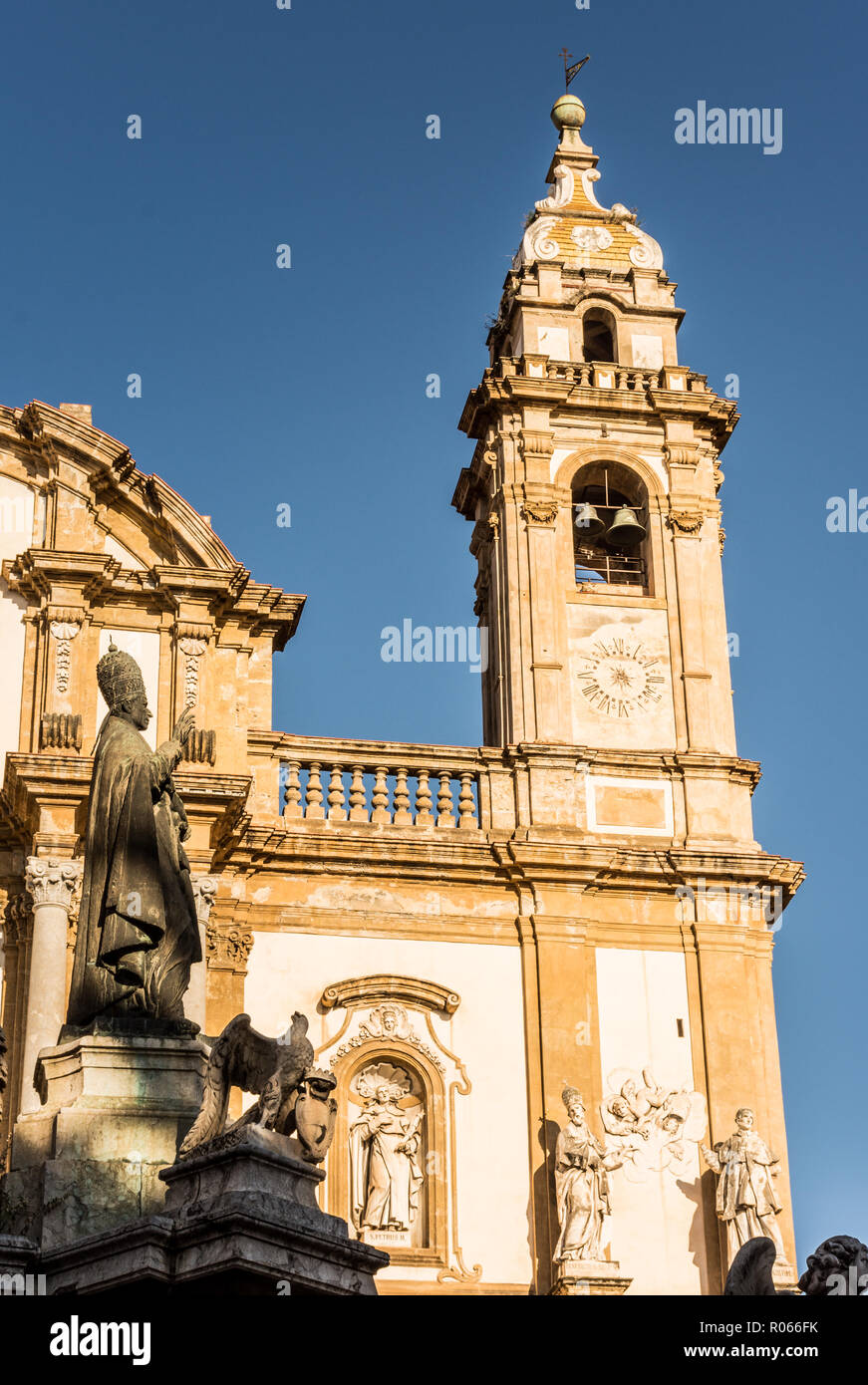 Die Kirche von San Domenico Palermo ist die zweite in der Bedeutung nach der Kathedrale und ist auf dem Platz im Ortsteil La Loggia entfernt Stockfoto