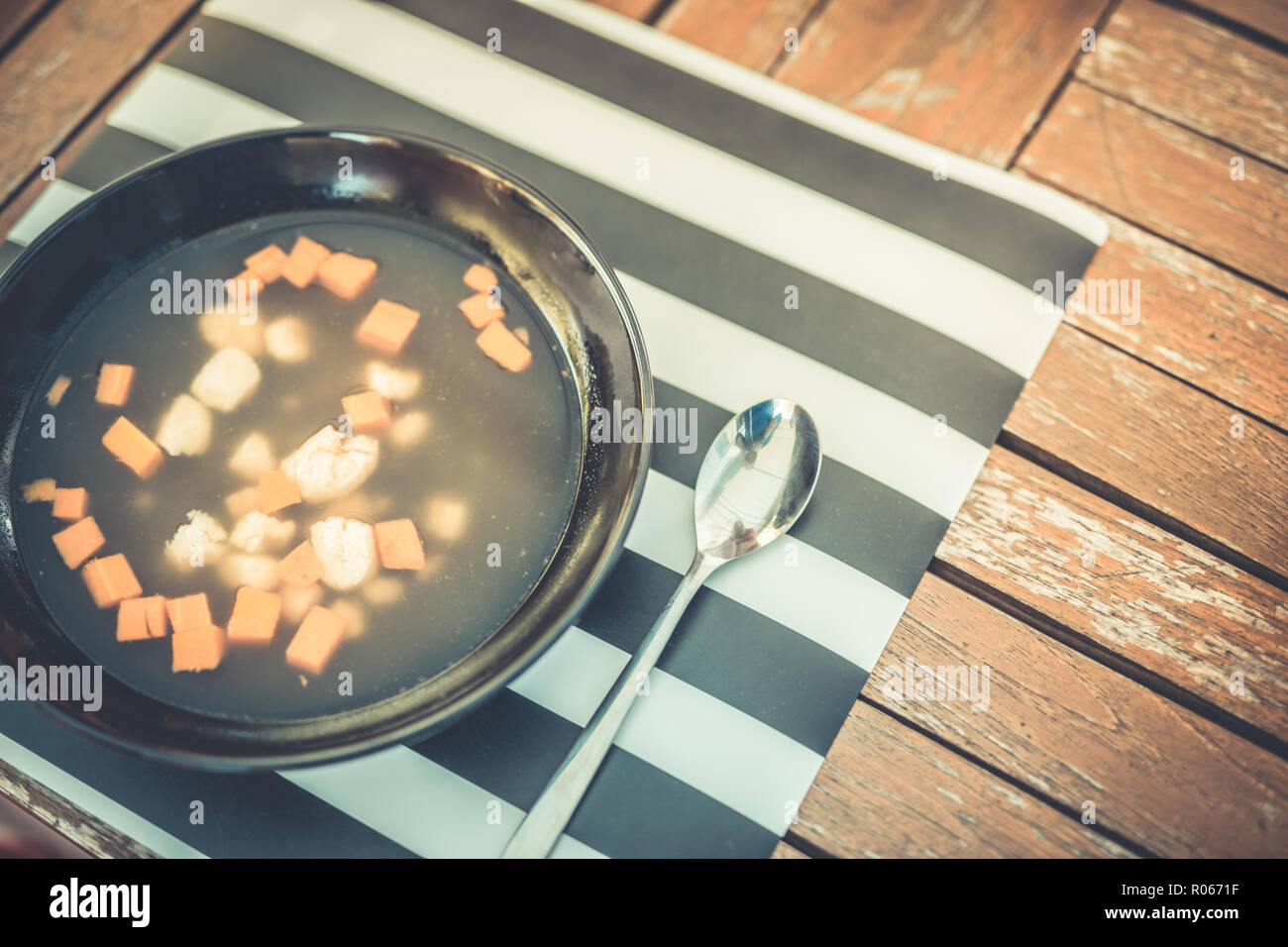 Gesunde vegane Suppe auf hölzernen Tisch. Stockfoto