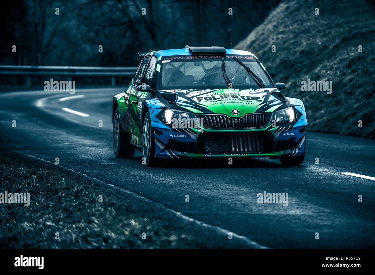 Eine Rallye Auto, das durch auf der Stadien in Niederschlesien Österreich. Stockfoto