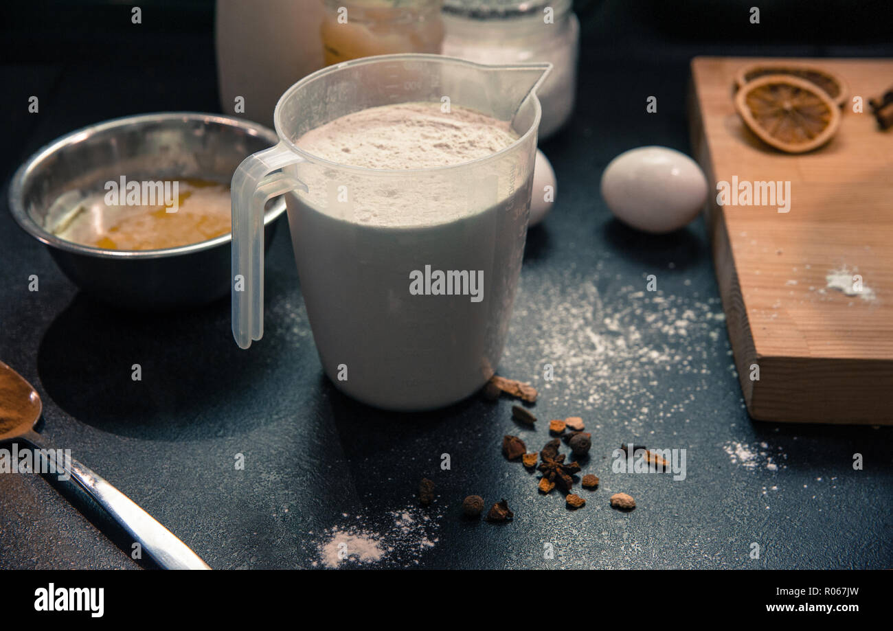 Vorbereitung des Teiges Rezept Kuchen, Kekse, Brot, Pizza. Backzutaten. Kochrezept Stockfoto