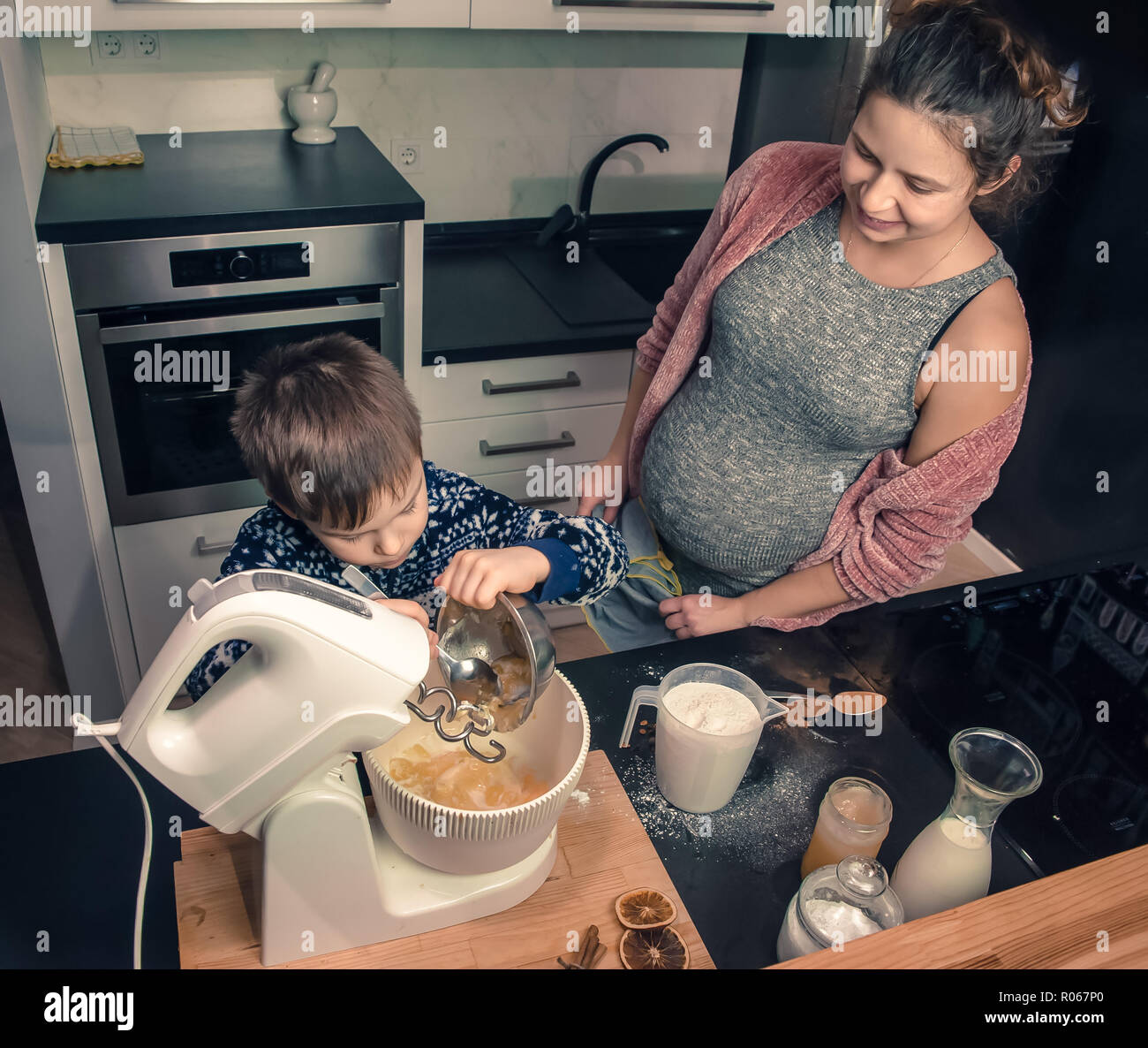 Glücklich liebende Familie in der Küche. Mutter und Kind bereitet den Teig, Backen Sie Plätzchen Stockfoto