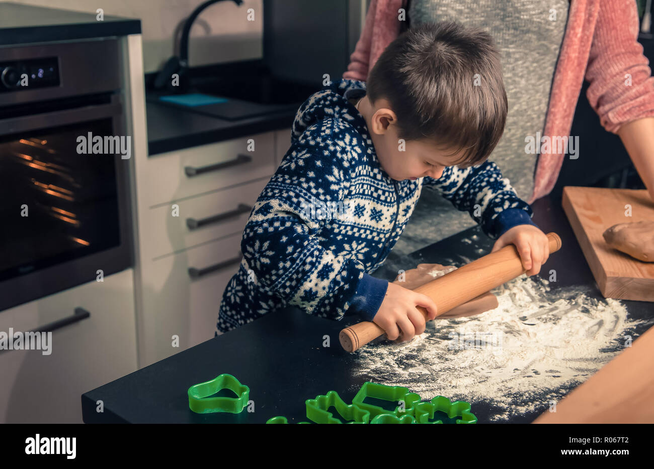 Glücklich liebende Familie in der Küche. Mutter und Kind bereitet den Teig, Backen Sie Plätzchen Stockfoto