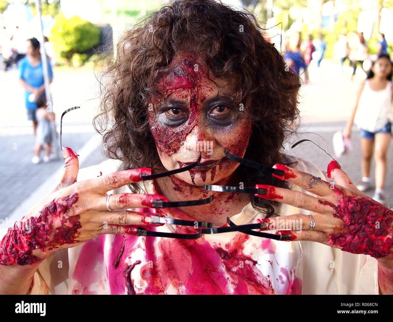 ANTIPOLO CITY, Philippinen - 31. OKTOBER 2018: Halloween Party Teilnehmer Scary Halloween Kostüme. Stockfoto