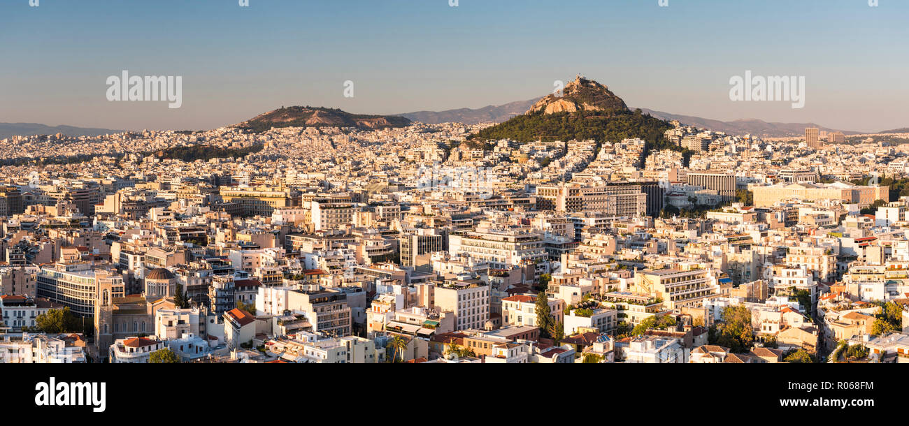 Blick auf Athen und Likavitos Hügel über die Dächer der Plaka Viertel von der Akropolis, Athen, Attika, Griechenland, Europa Stockfoto