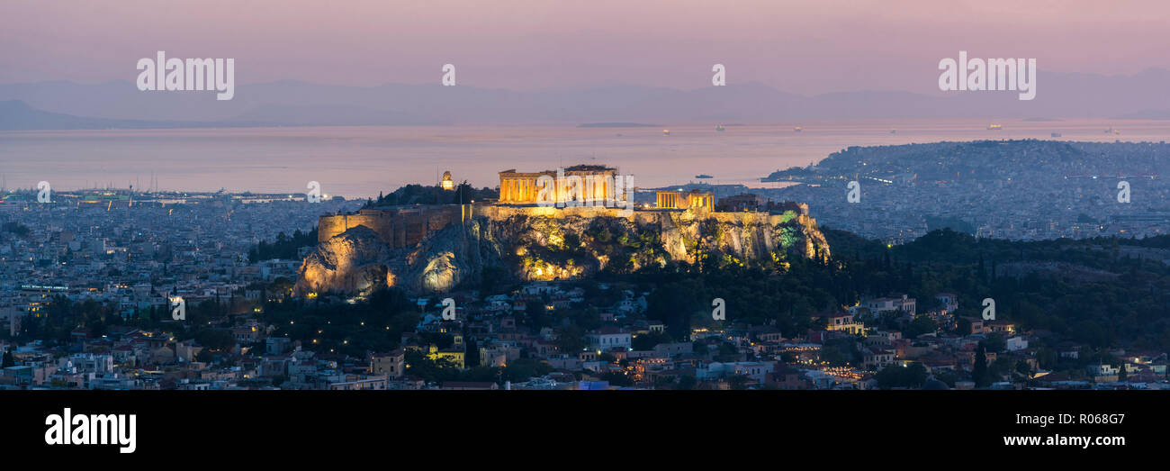 Blick auf Athen und die Akropolis, UNESCO-Weltkulturerbe, bei Sonnenuntergang von Likavitos Berg, Athen, Attika, Griechenland, Europa Stockfoto