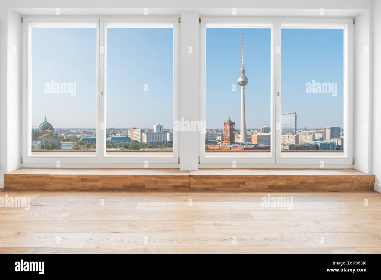 Blick auf die Berliner Skyline und den Fernsehturm durch Terrasse Fenster in das moderne Apartment Zimmer Stockfoto