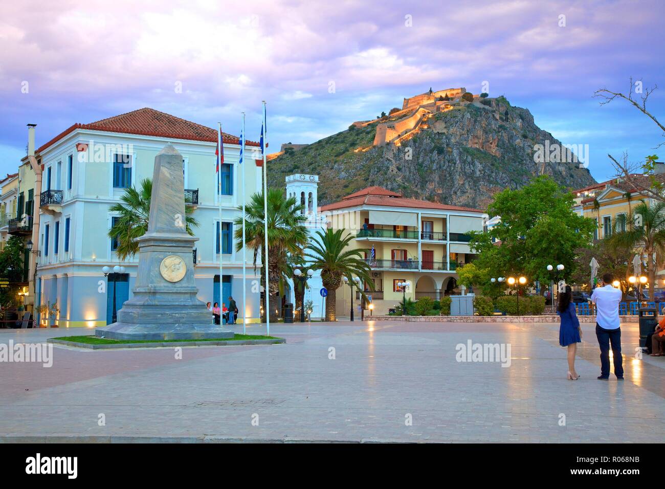 Filelinon Square und Festung Palamidi in der Dämmerung, der Altstadt von Nafplio, Argolis, Peloponnes, Griechenland, Europa Stockfoto