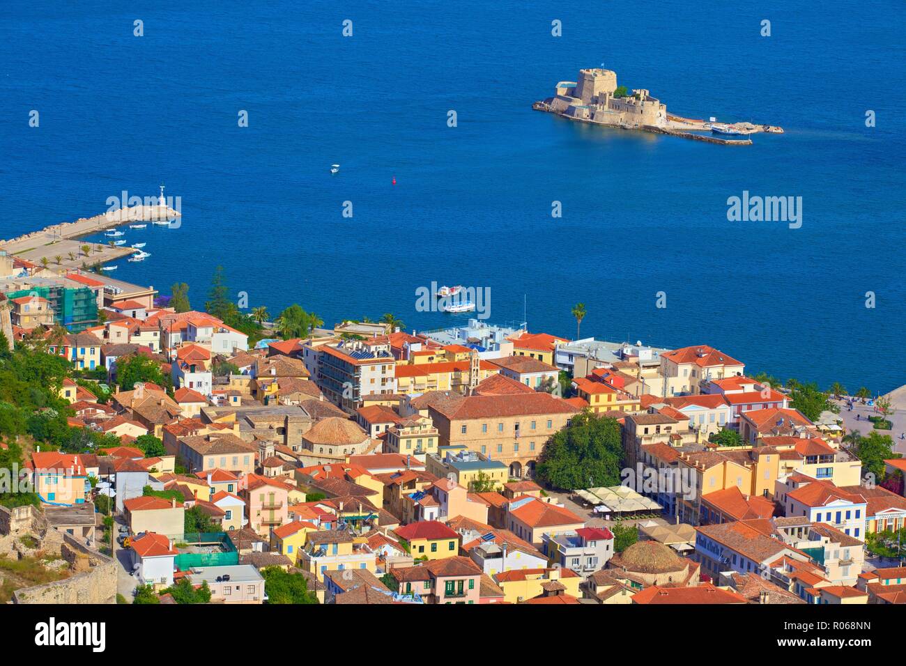 Bourtzi Schloss und Nafplio Altstadt von Burg Palamidi, Nafplio, Argolis, Peloponnes, Griechenland, Europa Stockfoto