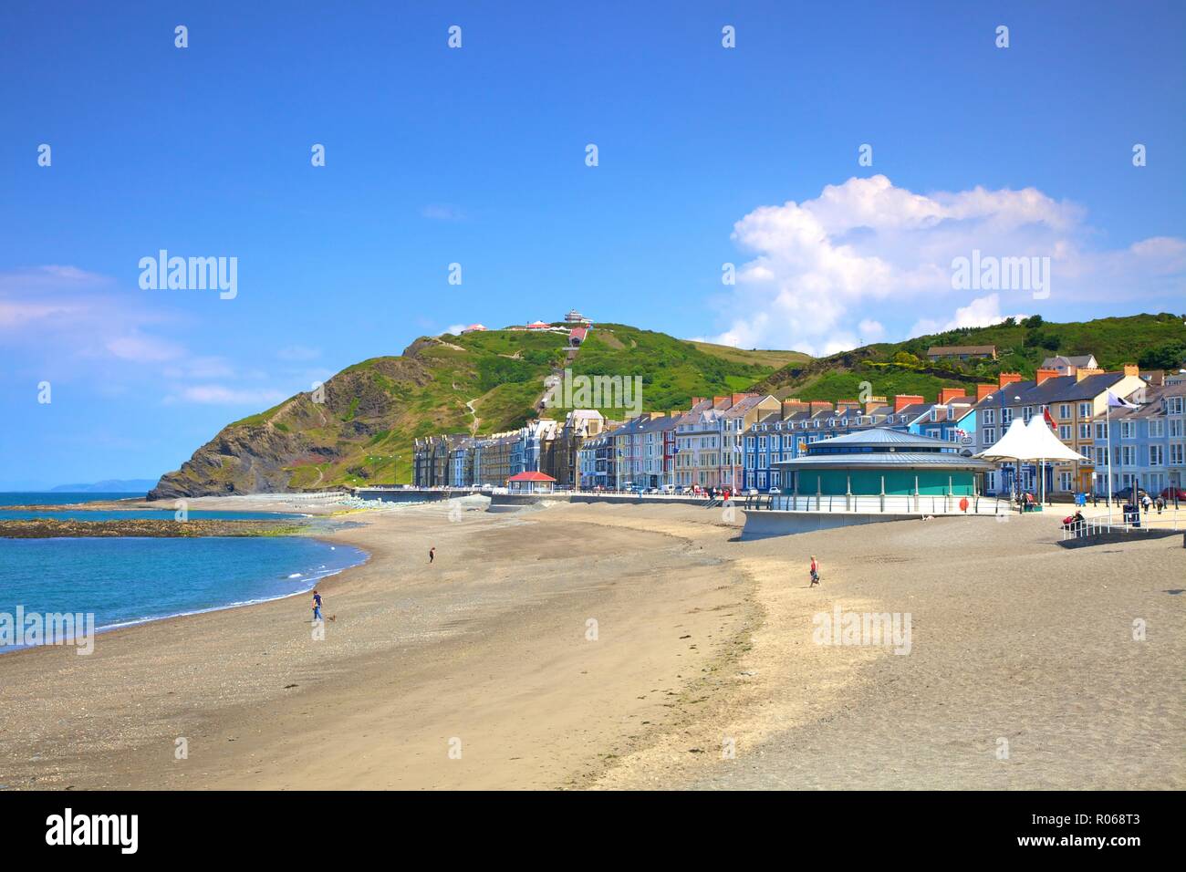 Der Strand und die Promenade in Aberystwyth, Cardigan Bay, Wales, Vereinigtes Königreich, Europa Stockfoto