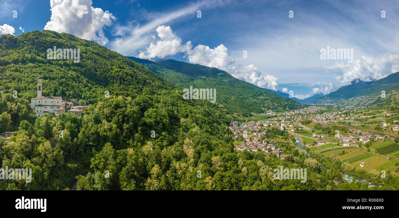 Luftaufnahme der Kirche und grünen Hügeln um Sazzo, Ponte in Valtellina, Sondrio Provinz, Lombardei, Italien, Europa Stockfoto