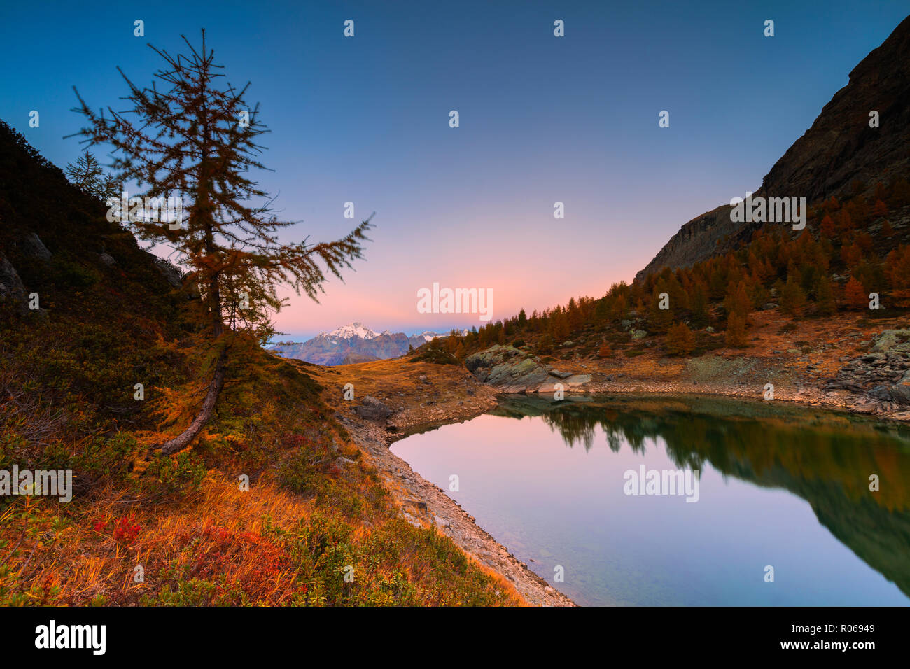 Sonnenaufgang auf Seen von Campagneda im Herbst, Valmalenco, Veltlin Sondrio Provinz, Lombardei, Italien, Europa Stockfoto