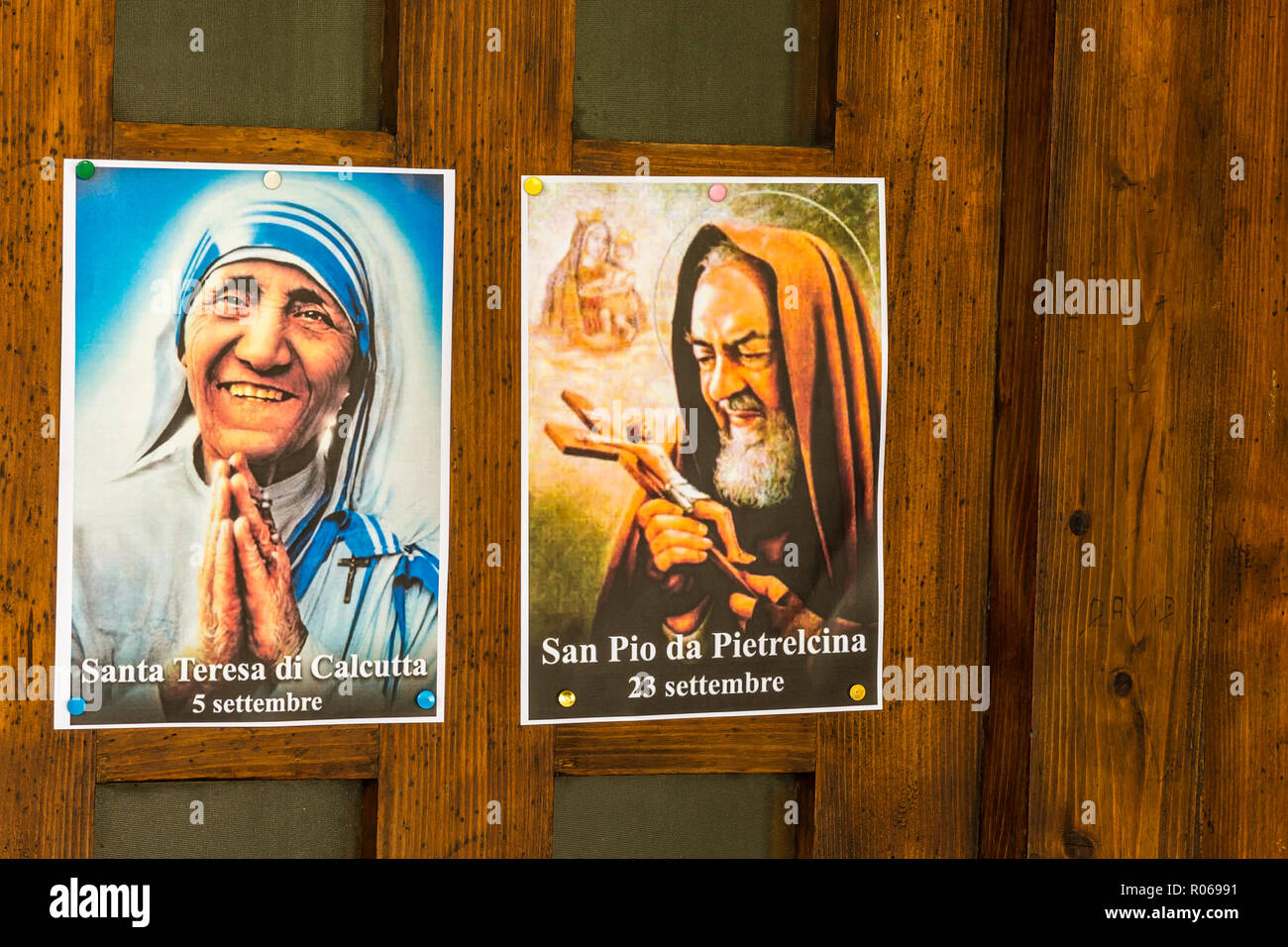 SAN BERNARDINO (RA), Italien - 31. Oktober 2018: Der Priester auf den Eingang der Kirche die Bilder der Heiligen die religiösen connotati zu erinnern Stockfoto
