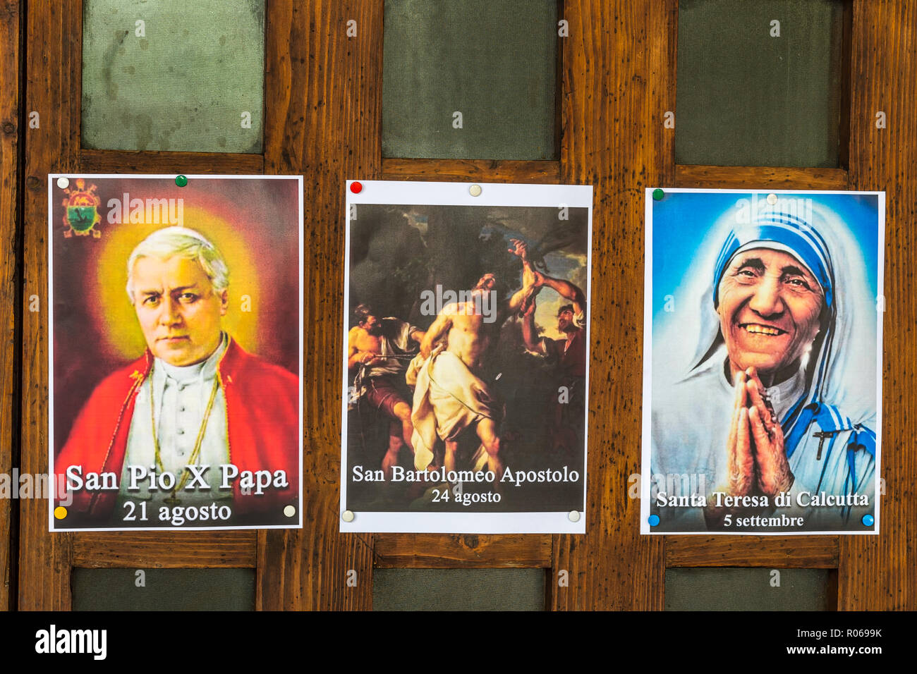 SAN BERNARDINO (RA), Italien - 31. Oktober 2018: Der Priester auf den Eingang der Kirche die Bilder der Heiligen die religiösen connotati zu erinnern Stockfoto