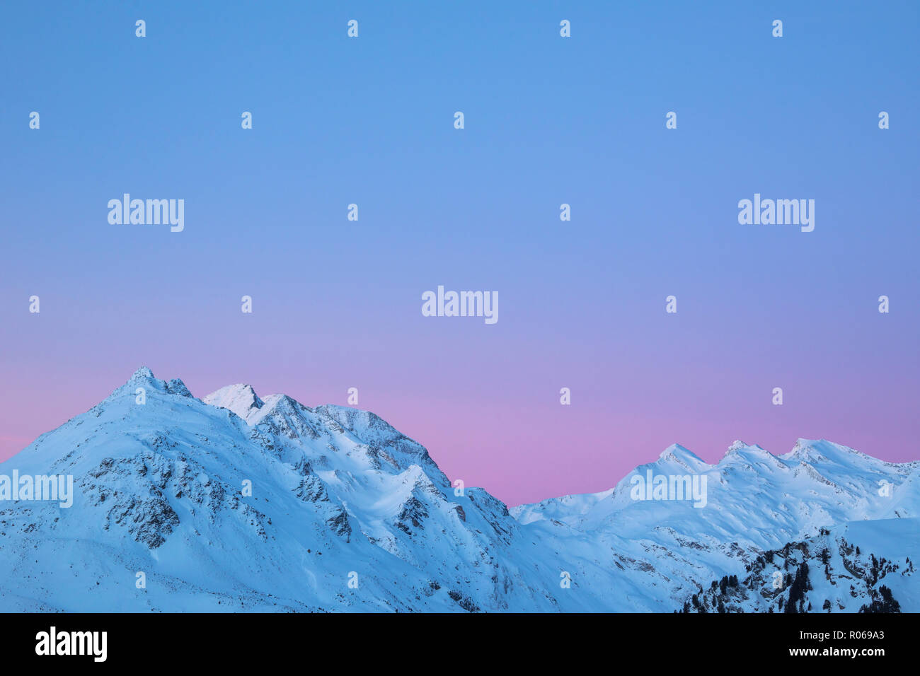 Sonnenaufgang auf dem verschneiten Piz Duan und Val Maroz, Bergell, Engadin, Kanton Graubünden, Schweiz, Europa Stockfoto