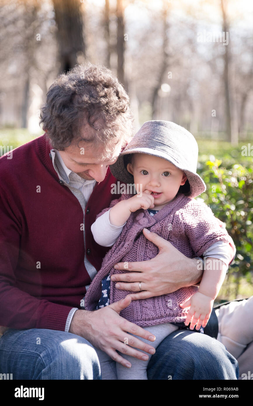 Vater mit fröhlichen Kind in den Park. Stockfoto