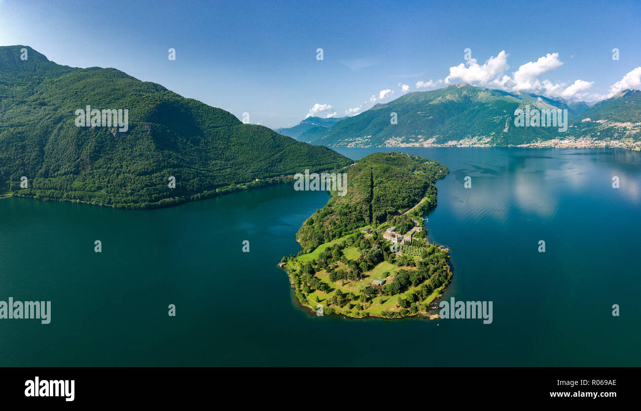Panoramablick auf das Luftbild der Abtei von Piona Priorato (Abbazia di Piona) und dem Comer See, Colico, Lecco Provinz, Lombardei, Italienische Seen, Italien, Europa Stockfoto