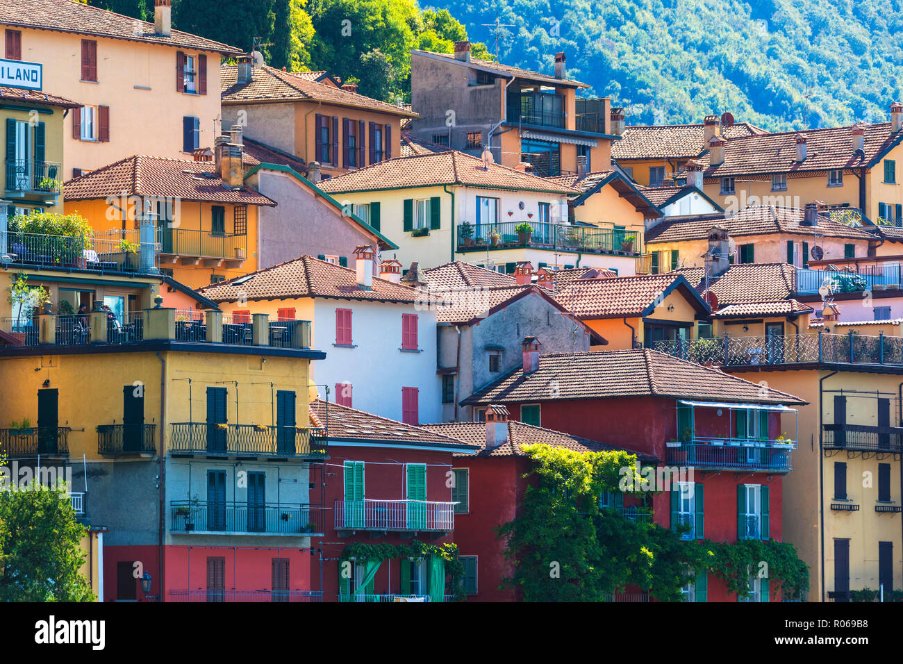 Typische Architektur der bunten Häuser, Varenna, Comer See, Lecco, Provinz, Lombardei, Italienische Seen, Italien, Europa Stockfoto
