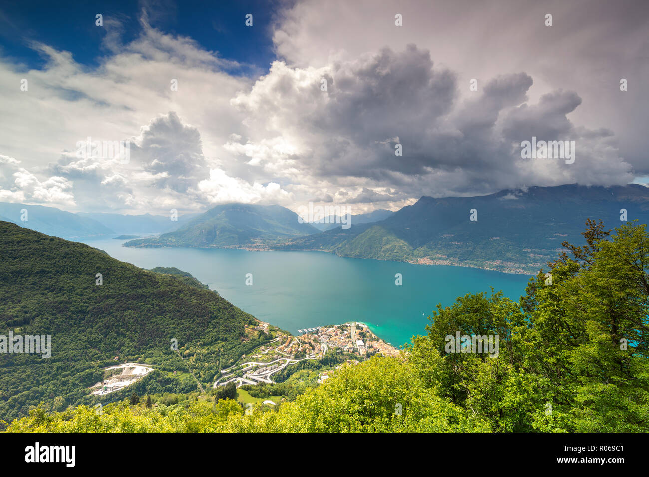 Anzeigen von Bellano und Comer See von den grünen Hügeln von San Grato, Vendrogno, Lecco Provinz, Lombardei, Italienische Seen, Italien, Europa Stockfoto