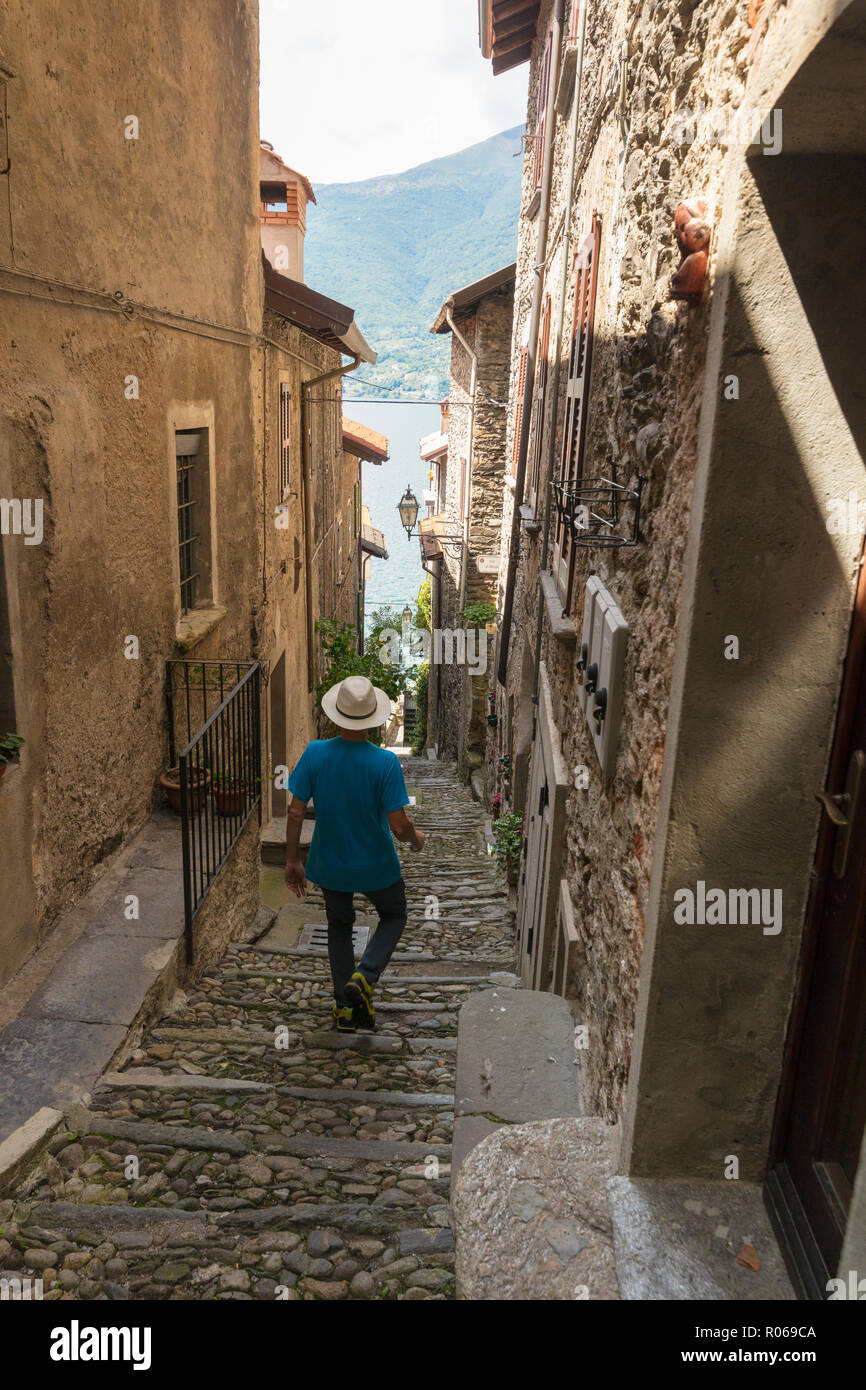 Mann, alte Gasse, Corenno Plinio, Dervio, Lake Como, Lecco Provinz, Lombardei, Italien, Europa Stockfoto