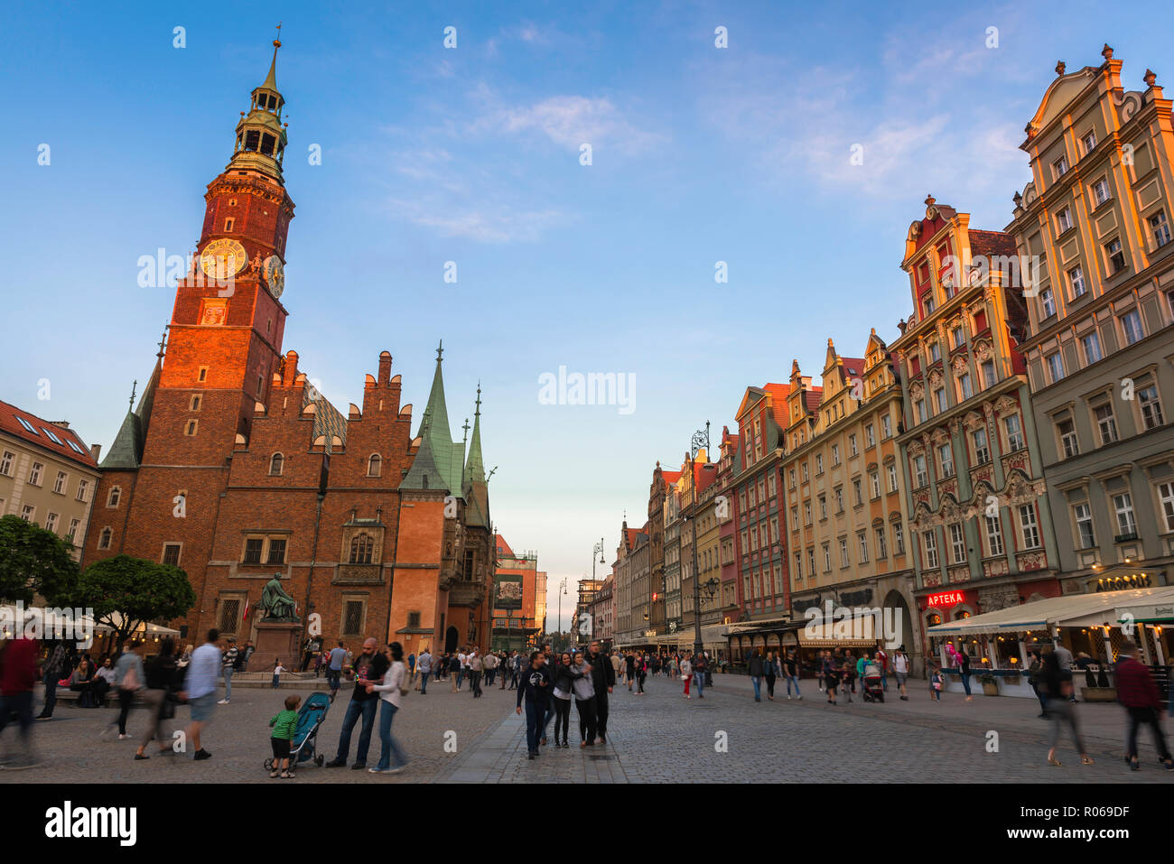 Old Town Square Wroclaw, Blick bei Sonnenuntergang auf den Marktplatz (Rynek) im Zentrum der mittelalterlichen Altstadt von Wroclaw, Polen. Stockfoto