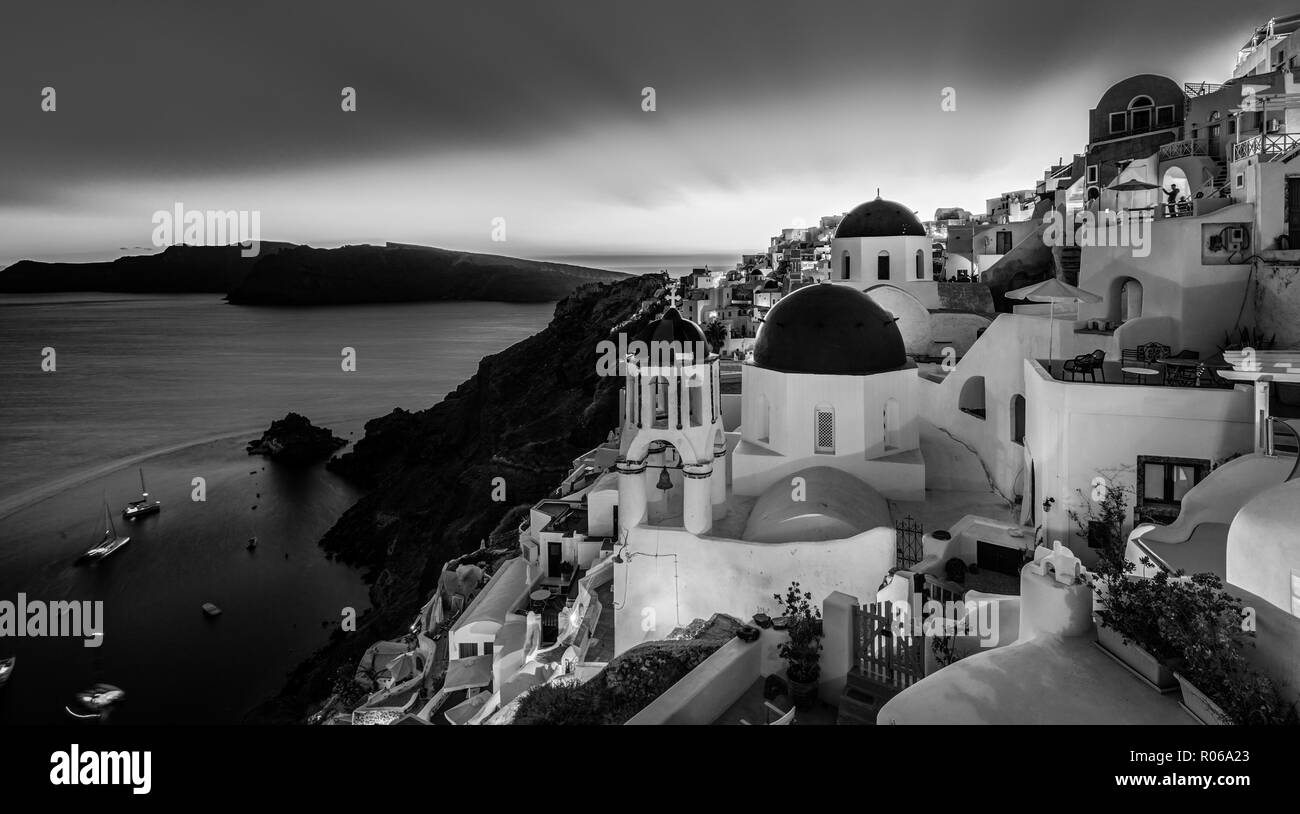 Traditionelle griechische Dorf Oia in Schwarz und Weiß, Insel Santorini, Griechenland. Stockfoto